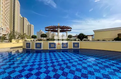 صورة لـ حوض سباحة شقة - غرفة نوم - 1 حمام للايجار في فيفا غرب - فيفا بحرية - جزيرة اللؤلؤة - الدوحة ، صورة رقم 1