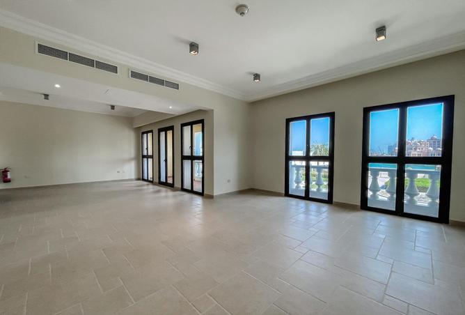 915787 - Property Image 3