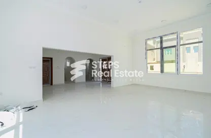 سكن الموظفين - استوديو - 8 حمامات للايجار في شارع الجامعه - المرخية - الدوحة