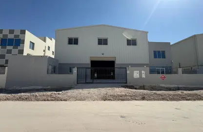 مخزن - استوديو - 8 حمامات للبيع في شارع الصناعية الشرقي - بركة العوامر - الوكرة