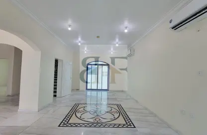 فيلا - 5 غرف نوم - 3 حمامات للايجار في شقق مساكن المطار القديم - طريق المطار القديم - الدوحة