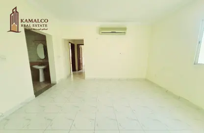 Apartment - 2 Bedrooms - 2 Bathrooms for rent in Umm Ghuwalina - Umm Ghuwailina - Doha