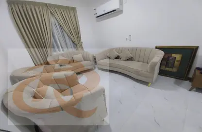صورة لـ غرفة المعيشة شقة - 3 غرف نوم - 2 حمامات للايجار في شارع ابن عساكر - نجمة - الدوحة ، صورة رقم 1