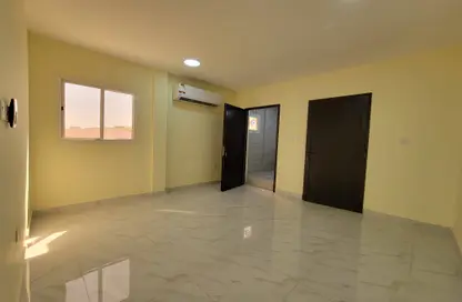 Apartment - 2 Bedrooms - 1 Bathroom for rent in Umm Ghwailina Comm - Umm Ghuwalina - Umm Ghuwailina - Doha