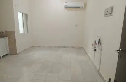 شقة - غرفة نوم - 1 حمام للايجار في ام غوالينا تجارية - ام غويلينا - أم غويلينا - الدوحة