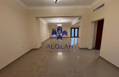 فيلا - 4 غرف نوم - 5 حمامات للايجار في فلل عين خالد - عين خالد - الدوحة