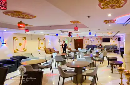 صورة لـ غرفة المعيشة / غرفة الطعام طابق كامل - استوديو للايجار في لو ميراج سيتي ووك - فريج بن محمود- جنوب - فريج بن محمود - الدوحة ، صورة رقم 1