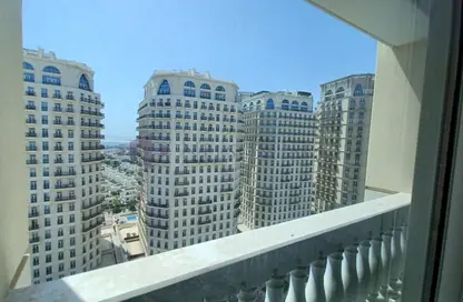 Apartment - 3 Bedrooms - 5 Bathrooms for rent in Floresta Gardens - Floresta Gardens - The Pearl Island - Doha
