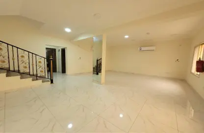 مجمع سكني - 5 غرف نوم - 5 حمامات للايجار في سوق الغرافة - الغرافة - الدوحة