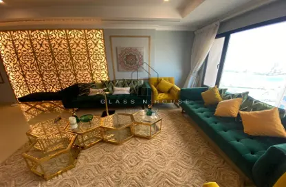 صورة لـ غرفة المعيشة شقة - 2 غرف نوم - 4 حمامات للايجار في طريق بورتو الشرقي - بورتو أرابيا - جزيرة اللؤلؤة - الدوحة ، صورة رقم 1
