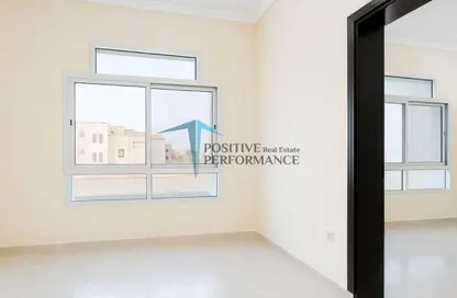 شقة - غرفة نوم - 1 حمام للايجار في نادي العائلة الأوروبية - العزيزية - الدوحة