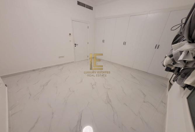 987704 - Property Image 2