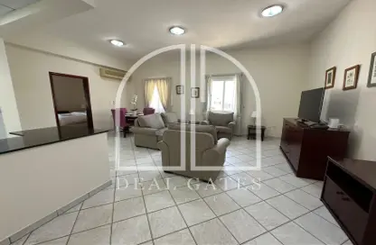 Living Room image for: Apartment - 1 Bedroom - 2 Bathrooms for rent in Musheireb - Musheireb - Doha, Image 1