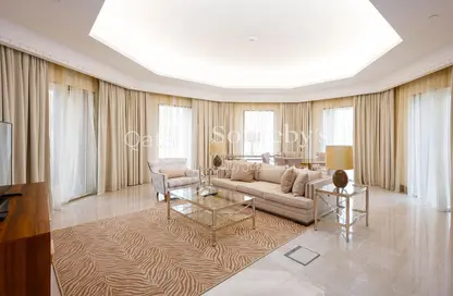 Living Room image for: Apartment - 2 Bedrooms - 4 Bathrooms for sale in The St. Regis Marsa Arabia Island - Marsa Arabia - The Pearl Island - Doha, Image 1