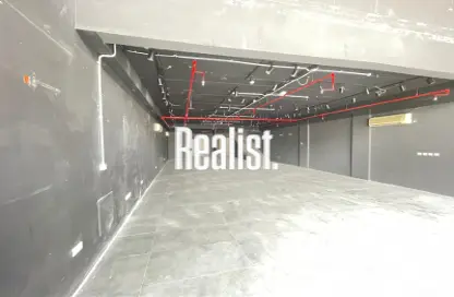 معرض - استوديو - 2 حمامات للايجار في طريق سلوى - العزيزية - الدوحة