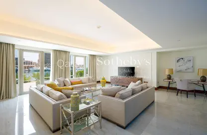Living / Dining Room image for: Townhouse - 5 Bedrooms - 6 Bathrooms for rent in Porto Arabia - The Pearl Island - Doha, Image 1