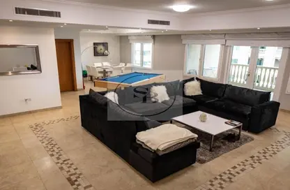 صورة لـ غرفة المعيشة شقة - 3 غرف نوم - 5 حمامات للبيع في 9 تاور - بورتو أرابيا - جزيرة اللؤلؤة - الدوحة ، صورة رقم 1