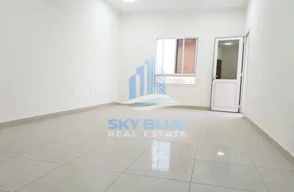 شقة - 2 غرف نوم - 2 حمامات للايجار في طريق المطار القديم - الدوحة