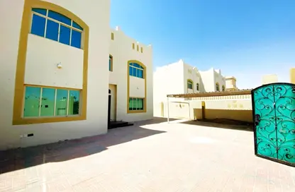 Villa - 5 Bedrooms - 4 Bathrooms for rent in Al Gharrafa - Al Gharrafa - Doha
