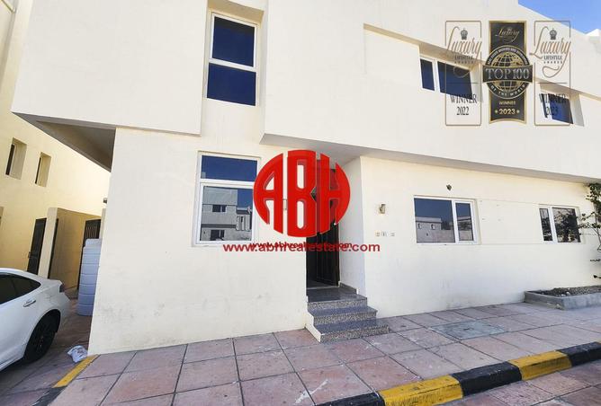 مجمع سكني - 8 غرف نوم - 4 حمامات للايجار في شارع سوق الجملة - أبو هامور - الدوحة