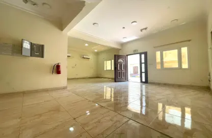 صورة لـ استقبال / بهو مجمع سكني - 6 غرف نوم - 5 حمامات للايجار في شارع المرخية - المرخية - الدوحة ، صورة رقم 1