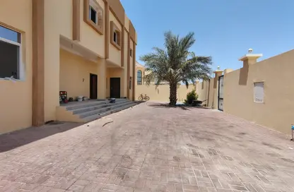 فيلا - استوديو - 8 حمامات للايجار في شارع ام السنيم - عين خالد - الدوحة