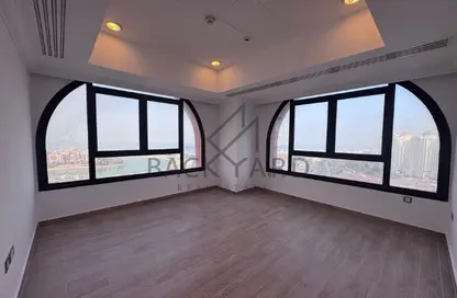 شقة - 4 غرف نوم - 4 حمامات للايجار في طريق بورتو الشرقي - بورتو أرابيا - جزيرة اللؤلؤة - الدوحة