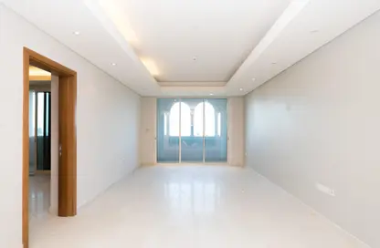 Empty Room image for: Apartment - 1 Bedroom - 2 Bathrooms for rent in Viva East - Viva Bahriyah - The Pearl Island - Doha, Image 1
