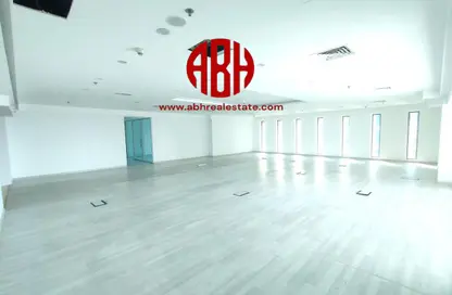 Empty Room image for: Office Space - Studio - 2 Bathrooms for rent in The E18hteen - Marina District - Lusail, Image 1