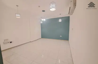 شقة - 2 غرف نوم - 2 حمامات للايجار في شارع المطار القديم - طريق المطار القديم - الدوحة