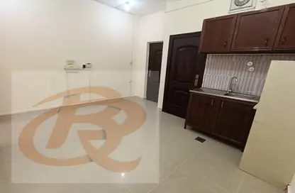 صورة لـ مطبخ شقة - غرفة نوم - 1 حمام للايجار في شارع النعيجة - غرب الهلال - الهلال - الدوحة ، صورة رقم 1