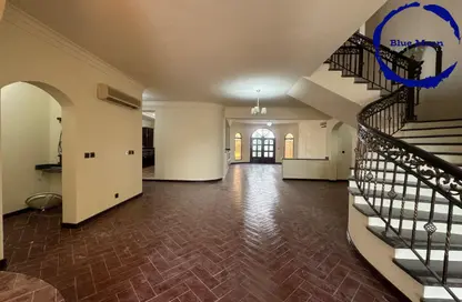 فيلا - 8 غرف نوم - 8 حمامات للايجار في الدفنة - الدفينة - الدوحة