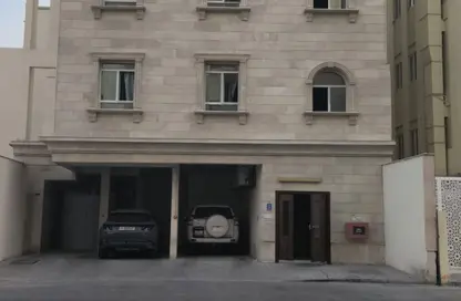 بناية كاملة - 2 غرف نوم - 2 حمامات للبيع في فريج بن محمود - الدوحة