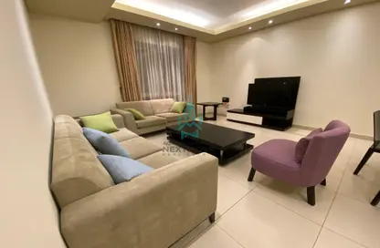 صورة لـ غرفة المعيشة شقة - 2 غرف نوم - 2 حمامات للايجار في شارع الكنانة - السد - الدوحة ، صورة رقم 1