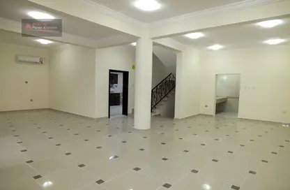 صورة لـ غرفة فارغة فيلا - 5 غرف نوم - 5 حمامات للايجار في وادي المرخ - مريخ - المريخ - الدوحة ، صورة رقم 1