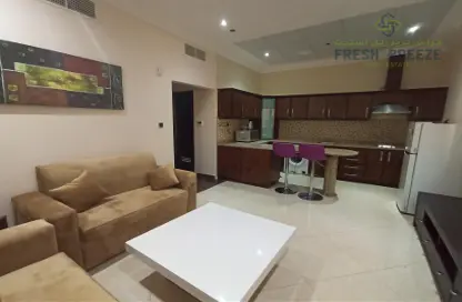 صورة لـ غرفة المعيشة شقة - غرفة نوم - 2 حمامات للايجار في أم غويلينا - الدوحة ، صورة رقم 1