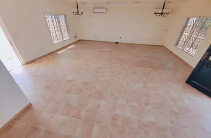 Villa - 4 Bedrooms - 5 Bathrooms for rent in Ras Abu Aboud - Doha