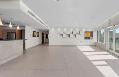 Apartment - 3 Bedrooms - 5 Bathrooms for rent in 44 Tower - West Bay - West Bay - Doha
