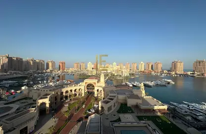 شقة - 3 غرف نوم - 4 حمامات للايجار في طريق بورتو الشرقي - بورتو أرابيا - جزيرة اللؤلؤة - الدوحة