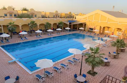 صورة لـ حوض سباحة فيلا - 4 غرف نوم - 5 حمامات للايجار في حدائق الفردان 05 - الوعب - الدوحة ، صورة رقم 1
