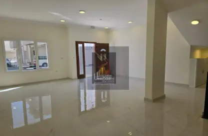 مجمع سكني - 7 غرف نوم - 8 حمامات للايجار في شارع المرخية - المرخية - الدوحة