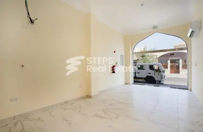 Shop - Studio - 1 Bathroom for rent in Al Nuaija Street - Al Nuaija - Doha