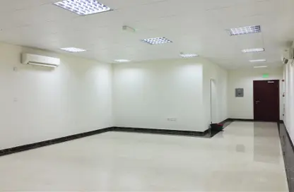 صورة لـ غرفة فارغة مساحات مكتبية - استوديو - 2 حمامات للايجار في طريق سلوى - العزيزية - الدوحة ، صورة رقم 1