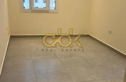 بناية كاملة - 8 غرف نوم - 8 حمامات للبيع في فريج بن محمود الشمالي - فريج بن محمود - الدوحة