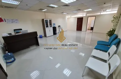 مساحات مكتبية - استوديو - 4 حمامات للايجار في فريج عبد العزيز - فريج عبد العزيز - الدوحة