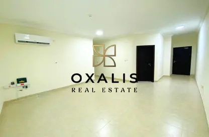 شقة - 3 غرف نوم - 2 حمامات للايجار في شارع سالاجا - دوحة الجديد - الدوحة