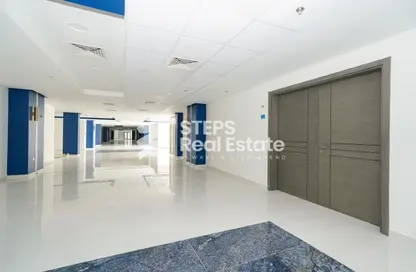 Shop - Studio - 1 Bathroom for rent in Izghawa - Izghawa - Doha