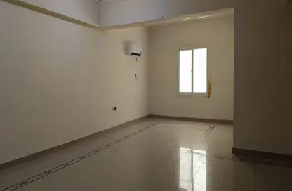 شقة - 2 غرف نوم - 2 حمامات للايجار في شارع المطار القديم - طريق المطار القديم - الدوحة
