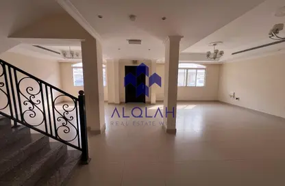 مجمع سكني - 4 غرف نوم - 5 حمامات للايجار في سوق الغرافة - الغرافة - الدوحة
