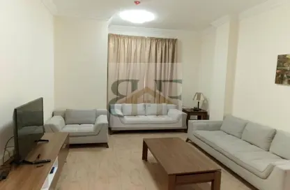 شقة - 2 غرف نوم - 2 حمامات للايجار في مغلينا - الدوحة